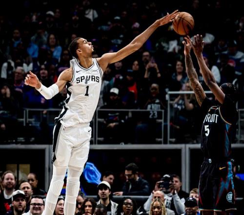 21分17板6帽！26投僅5中！文班亞馬完勝CC，馬刺掀翻聯(lián)盟第1