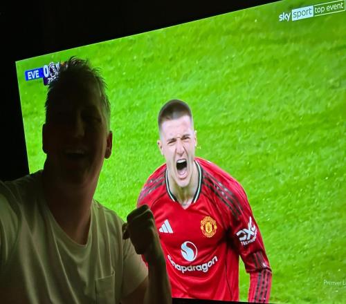 施魏因斯泰格曬握拳自拍慶祝謝什科進(jìn)球：Yessssssss！