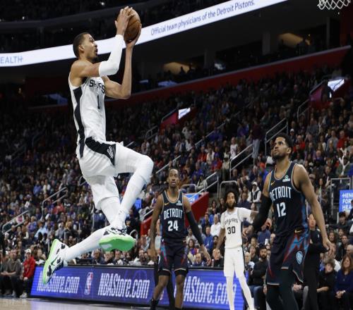 小賈31+9+3+3無緣今日最佳球員！因?yàn)槲陌鄟嗰R21+17+4+6炸裂防守