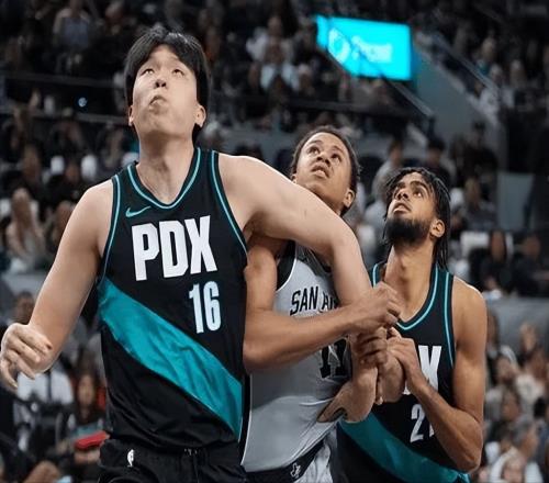 首秀10+9+3斷！楊瀚森隊友換隊大爆發(fā)，10天短工打爆5年1.5億先生