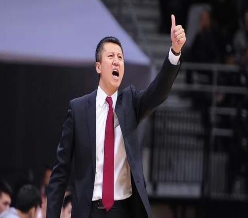 令人淚目！輾轉(zhuǎn)5航班，飛行2.8萬公里，他要撐起中國男籃內(nèi)線脊梁