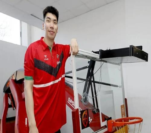 星夜馳援中國男籃！累計飛行3萬里，余嘉豪真的拼了