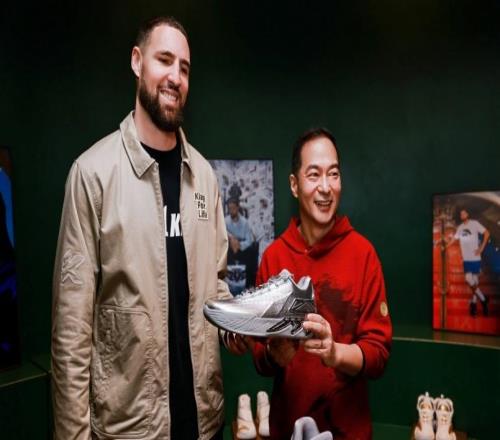 NBA巨星庫里“亂穿鞋”時代或?qū)⒔K結(jié)知情人士：安踏CEO親自出馬，合作可能性高