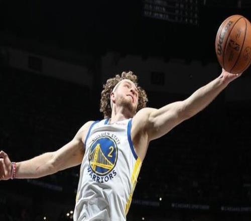 波齊姆斯基過去兩場比賽摘下30個籃板創(chuàng)隊史后衛(wèi)紀錄