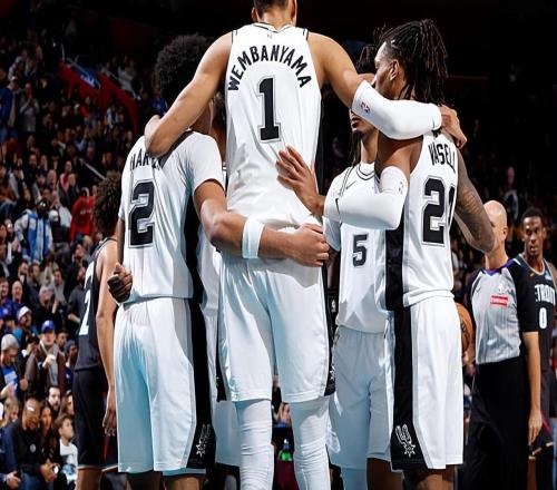 一個人扛起了馬刺的后場大旗，后場新星的進步確實非常明顯