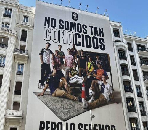 西媒：皮克掛廣告牌嘲諷阿韋洛亞，暗指其踢球糙得像錐形桶