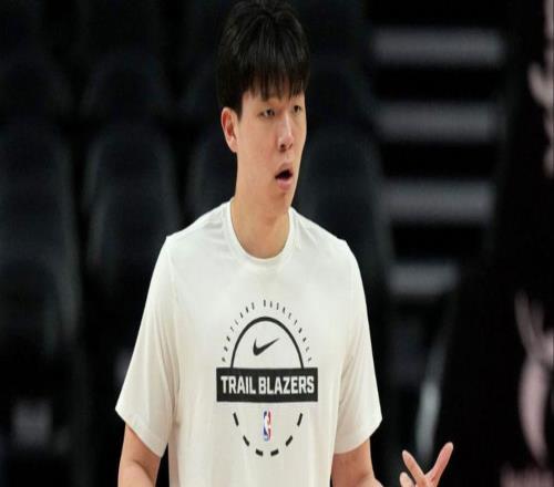 健康第一！楊瀚森因背部拉傷缺戰(zhàn)G聯(lián)賽：穿便裝場(chǎng)邊觀戰(zhàn)