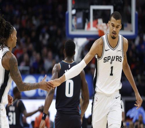 統(tǒng)治力，馬刺隊文班亞馬打活塞的表現(xiàn)，比肩大衛(wèi)羅賓遜和鄧肯