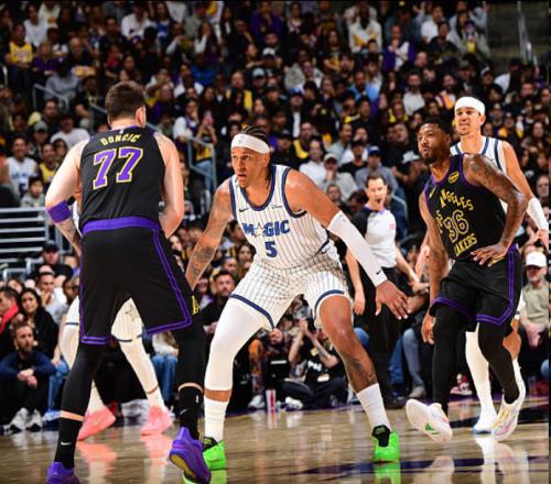 老詹錯失絕殺魔術(shù)連勝LA球隊！終結(jié)湖人本季領(lǐng)先進入末節(jié)全勝紀錄