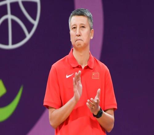 CCTV5直播中日對(duì)決，中國(guó)男籃內(nèi)線優(yōu)勢(shì)明顯，防守+護(hù)框很關(guān)鍵！