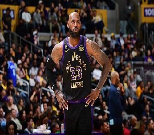 接?xùn)|契奇“甩鍋”錯(cuò)失絕殺，詹姆斯13中8得到21分，5失誤全場(chǎng)最高