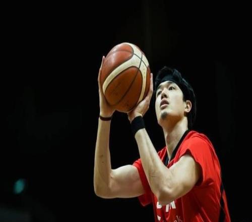 媒體人：日本男籃最大的隱患依舊在內線對霍金森和渡邊極其依賴