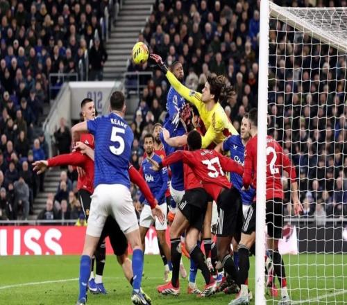 TA：無懼埃弗頓的WWE式角球混戰(zhàn)，拉門斯是曼聯(lián)的定海神針