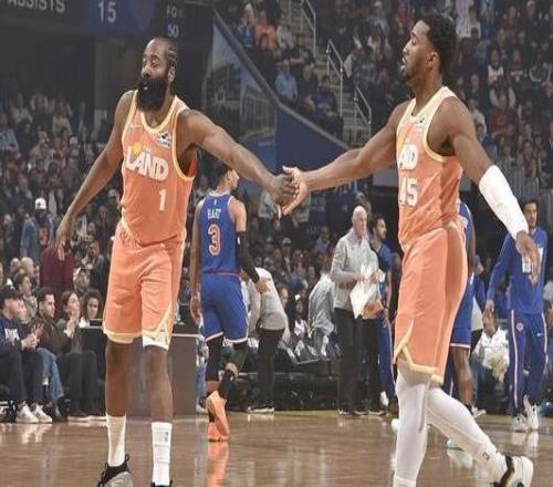 哈登：米切爾非常非常無私而且隨時(shí)都能接管比賽