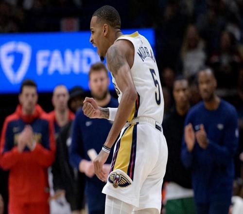 短短一年?。∮H人連續(xù)離世，兩度遭遇重傷的他，如今勇敢回到賽場