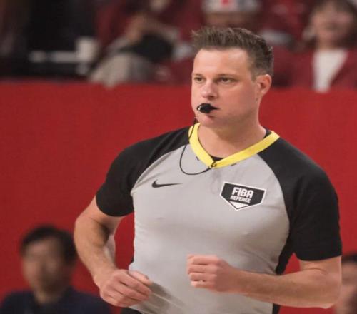 叼著哨子胡吹！中國隊犯規(guī)“明察秋毫”，裁判故意罰下趙睿也沒用