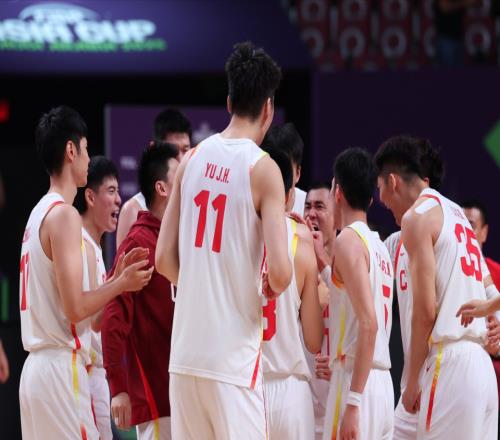 日本輸球又輸人，中國(guó)男籃15分大逆轉(zhuǎn)！5打功臣爆發(fā)無(wú)懼客場(chǎng)5打8