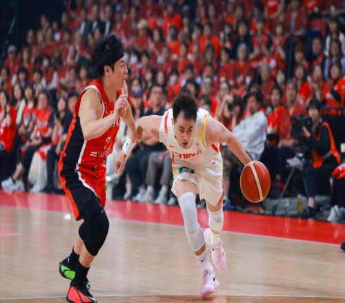 不怕黑哨！男籃客場15分逆轉(zhuǎn)日本，贏球有3功臣，趙繼偉半場發(fā)威