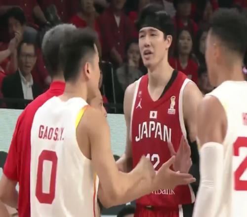 卑劣！最后34秒3次離譜判罰，楊毅：在國際籃球史上都算無法無天