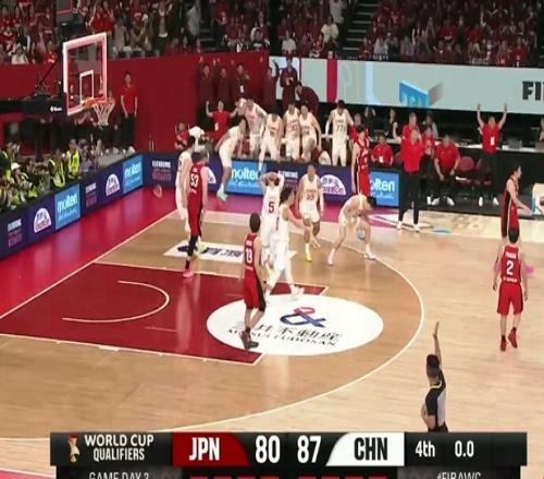 大逆轉(zhuǎn)！中國男籃單節(jié)打懵日本+多人揮拳慶祝，裁判，是真狠啊