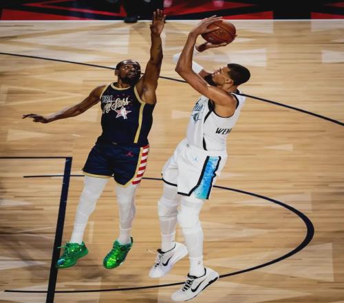 命中率25%，三分6中1仍強(qiáng)投！打出賽季最差一戰(zhàn)，他卻離MVP更近了