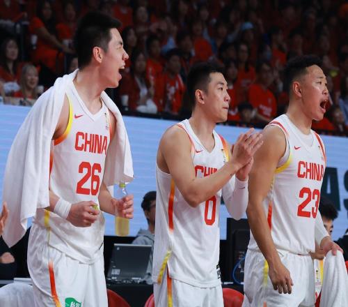 中國男籃半場落后14分，第三節(jié)狂追25分，客場逆轉日本燃炸全網