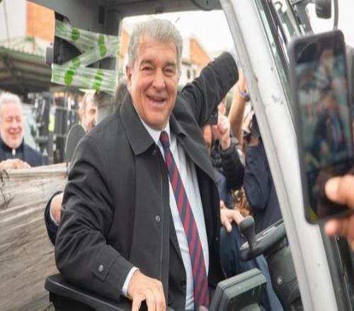 拉波爾塔在競(jìng)選活動(dòng)時(shí)坐上叉車，成功學(xué)會(huì)升起叉子