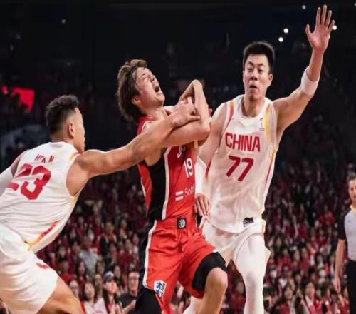 中國(guó)男籃逆轉(zhuǎn)日本原因：下半場(chǎng)棄用張鎮(zhèn)麟成關(guān)鍵，他全場(chǎng)0數(shù)據(jù)！