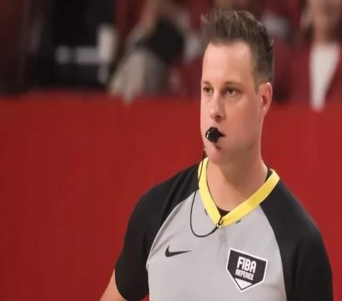 日本男籃主場太惡心了！黑哨滿天飛，賈磊怒斥，楊溢：無法無天