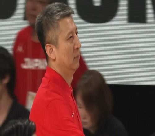 男籃逆轉日本！胡金秋+3將怒吼慶祝，胡明軒樂開花，日本被打自閉