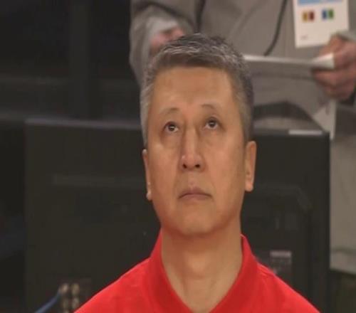 趙睿8分+4犯，賀希寧4分，廖三寧8分！中國男籃半場落后日本14分