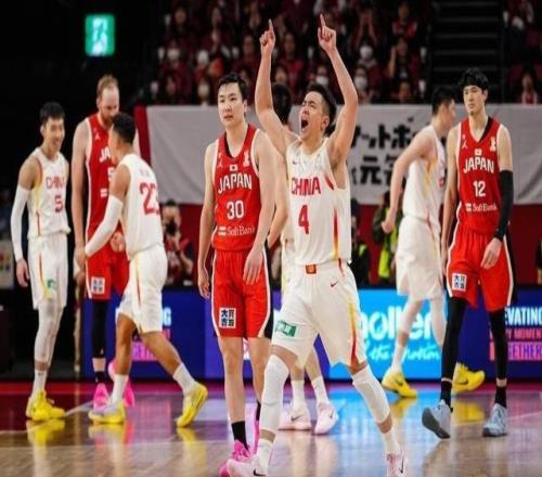 裁判爭議判罰不斷！中國男籃世預(yù)賽客場逆轉(zhuǎn)擊敗日本