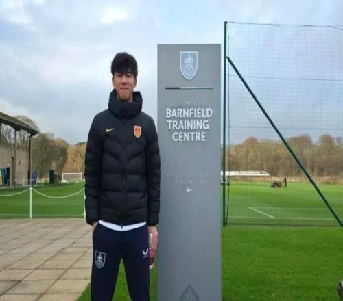 官宣！英超倒數第2簽18歲中國前鋒，穿9號球衣，租借塞爾維亞球隊