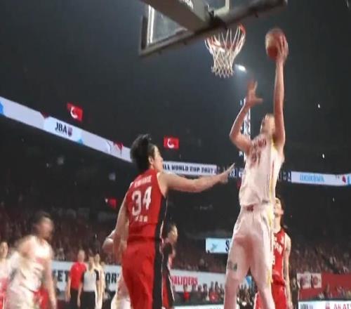 世預(yù)賽半場：中國男籃33：47落后日本，趙睿、廖三寧各8分