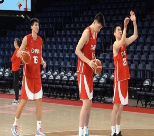 男籃戰(zhàn)日本前踩場(chǎng)訓(xùn)練曝光：余嘉豪領(lǐng)銜三大中鋒同框有望統(tǒng)治禁區(qū)