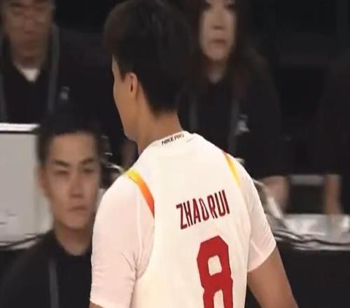 裁判“發(fā)力”了是吧趙睿進(jìn)攻被吹罰犯規(guī)，累計(jì)5次被罰下