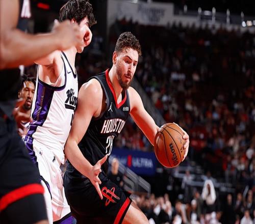 先發(fā)控衛(wèi)又一次缺席比賽，結果火箭內(nèi)線支柱又一次打出了三雙數(shù)據(jù)