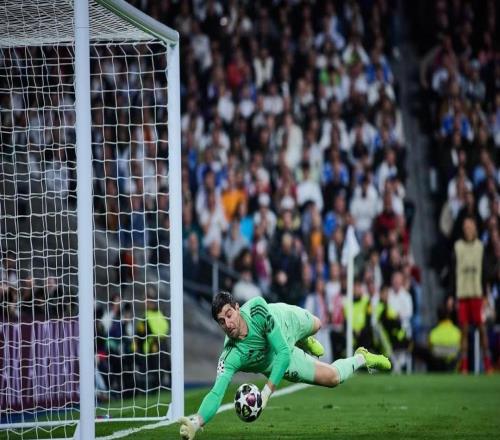 庫爾圖瓦曬圖：只要全隊同心、有球迷的支持，我們不可戰(zhàn)勝