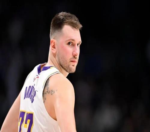 湖人防守是真辣眼！首發(fā)5個(gè)僅1個(gè)能防，全場(chǎng)漏三分，體系亂糟糟！