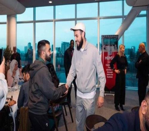 曼聯(lián)在老特拉福德舉辦球迷開(kāi)齋晚宴，馬茲拉維出席