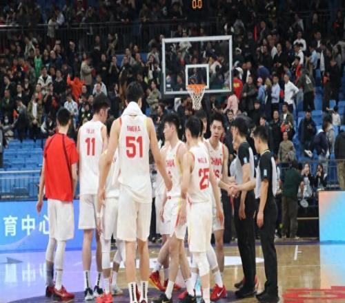 中國男籃險勝日本，一人最失意，下半場直接被棄用了