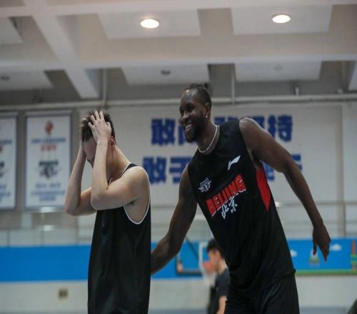 勝利的振奮！大家伙兒訓(xùn)練場(chǎng)卷起來(lái)啦！