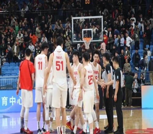 0+0+0+0+0！中國男籃險勝日本，一人最失意，下半場直接被棄用了