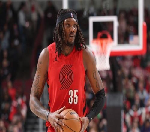 扛起內(nèi)線大旗，羅威替補(bǔ)登場(chǎng)22分半得到14分14板2斷4帽