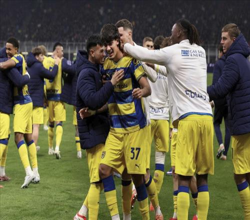 意甲：帕爾馬VS卡利亞里，中間低空飛行，有貓膩