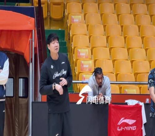 山東高速男籃全力備戰(zhàn)，邱彪透露瓊斯融入情況，小外援有新動態(tài)