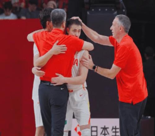 一場必須要贏的比賽，中國男籃何止擊敗了裁判