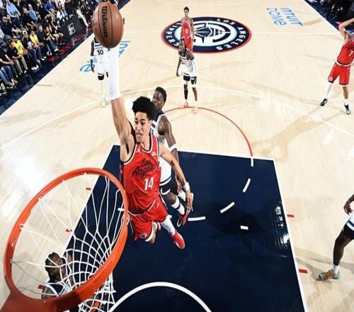 內(nèi)線老將的表現(xiàn)一塌糊涂，但快船還是不愿意給內(nèi)線新星多些機(jī)會(huì)