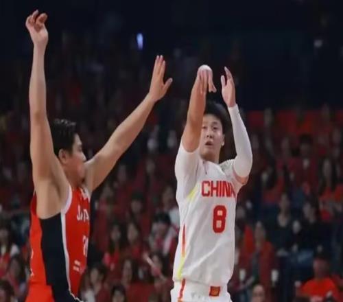 男籃15分逆轉(zhuǎn)日本，6人表現(xiàn)優(yōu)秀，4人合格，1人不及格