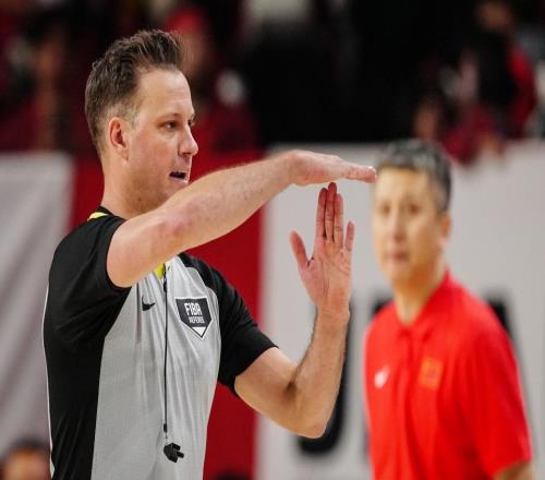 日本主場哨引發(fā)爭議，中國男籃贏得太難了！楊毅：無法無天的比賽